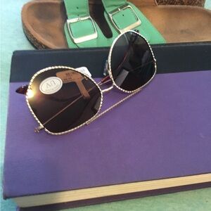 Textured Aviator Sunglasses. Gold